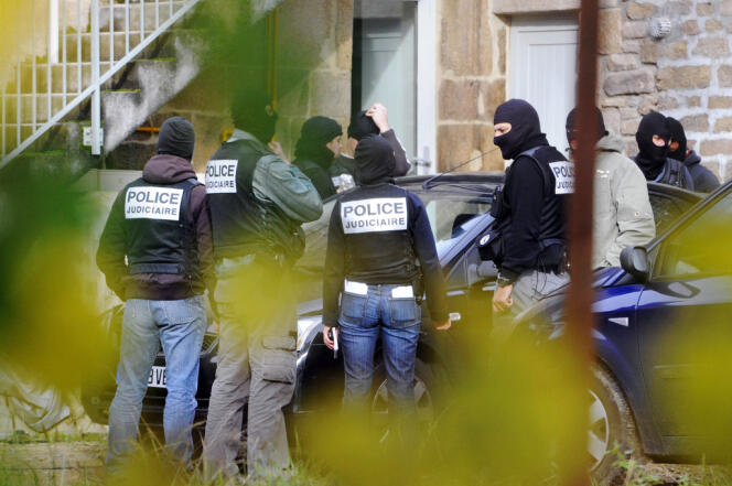Des policiers à Tarnac (Corrèze), le 11 novembre 2008. Neuf personnes sont interpellées ce jour-là.