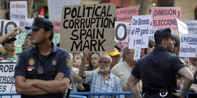 Des manifestants devant le siège du Parti populaire à Madrid, le 18 juillet 2013. 