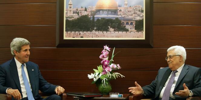 Le secrétaire d'Etat américain, John Kerry, et le président de l'Autorité palestinienne, Mahmoud Abbas, le 19 juillet.