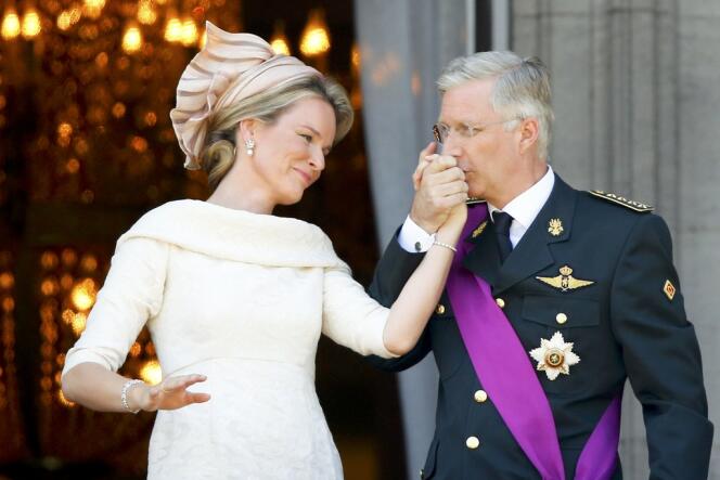 Le roi Philippe et la reine Mathilde au balcon du palais royal de Bruxelles, dimanche 21 juillet.