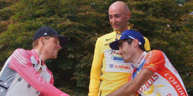 Le podium du Tour 1998, à Paris : Jan Ullrich (2e), Marco Pantani (1er) et Bobby Julich (3e).