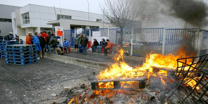 Des salariés de l'usine Miko, à Saint-Dizier, en janvier 2008.