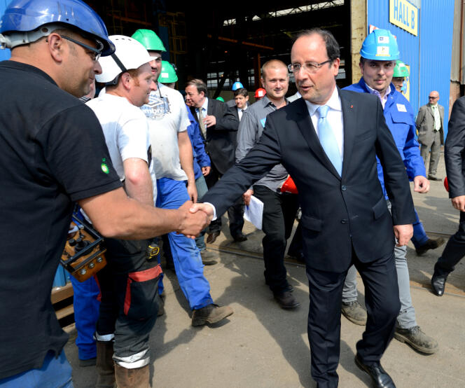 François Hollande à la rencontre d'employés de la chaudronnerie CMP de Dunkerque, le 23 juillet 2013.