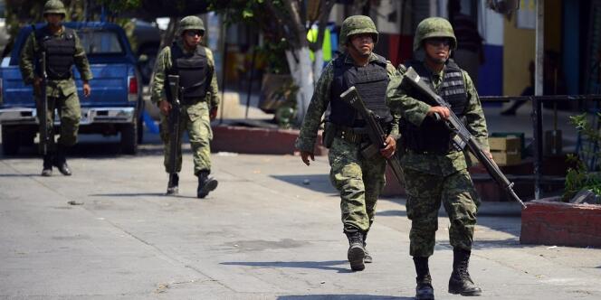 Militaires mexicains en patrouille dans l'Etat du Michoacan, en mai 2013.