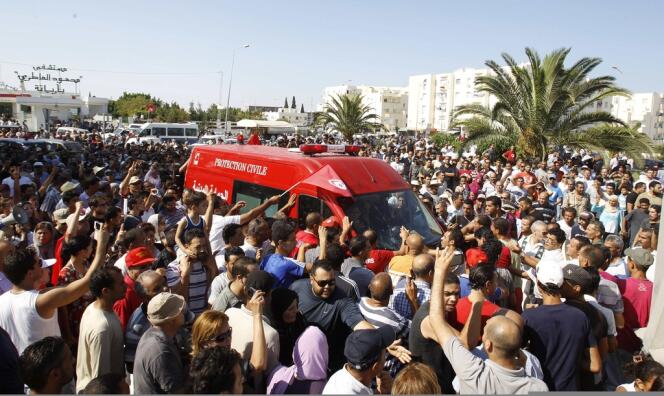 Le corps de Mohamed Brahmi a été sorti de l'hôpital, juché sur les épaules de manifestants et suivi par un long cortège jusqu'à la cité El-Ghazala, un quartier de la banlieue nord de Tunis.