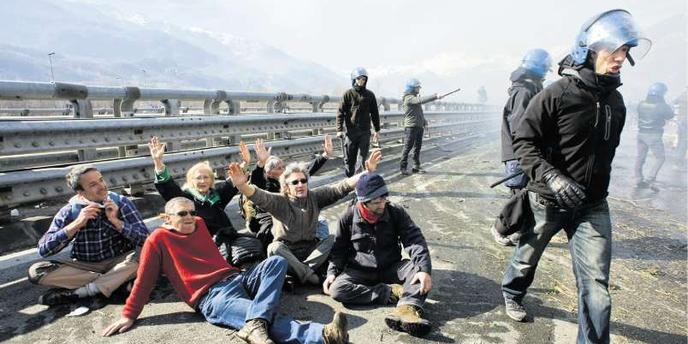 Manifestation à Turin des « No TAV », des militants qui protestent contre la construction de la ligne à grande vitesse Lyon-Turin, en février 2012.