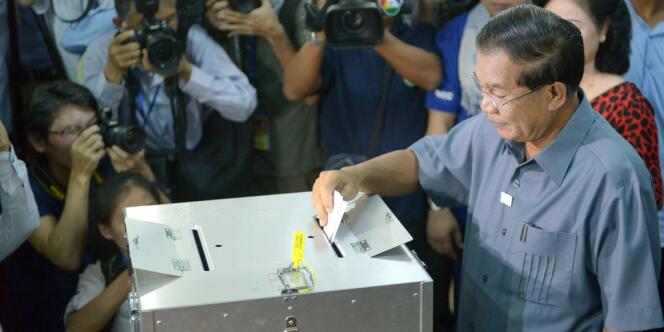 Le premier ministre, Hun Sen, vote pour les élections législatives, samedi 28 juillet.