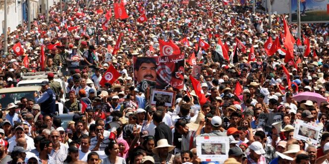 Des milliers de Tunisiens ont manifesté après les obsèques de Mohamed Brahmi, l'opposant assassiné jeudi.