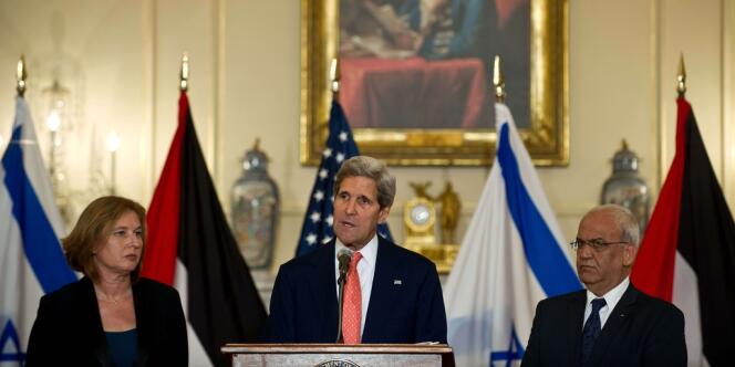 Le chef de la diplomatie américaine aux côtés de la ministre de la justice israélienne, Tzipi Livni, et du négociateur en chef palestinien, Saëb Erakat, le 30 juillet 2013 à Washington.