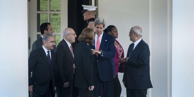 Le secrétaire d’Etat américain, John Kerry (au centre), le représentant palestinien, Saeb Erekat (à droite), et la ministre de la justice israélienne, Tzipi Livni (de dos), réunis à Washington le 30 juillet, à l'occasion d'une discussion sur les négociations de paix.