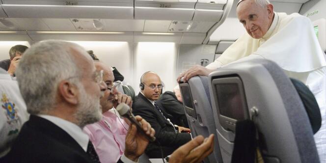 Le 29 juillet, le pape François dans l’avion qui le ramène à Rome après les Journées mondiales de la jeunesse de Rio de Janeiro, au Brésil. 
