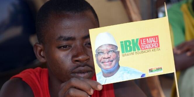 Un partisan du candidat favori à l'élection présidentielle, Ibrahim Boubacar Keïta (IBK), le 26 juillet à Gao, dans le nord du Mali.