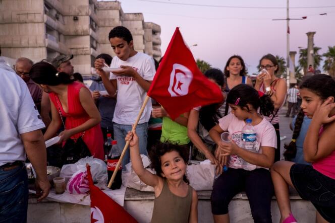 A Tunis, le 31 juillet 2013. Rupture de jeûne sur la place du Bardo. 
