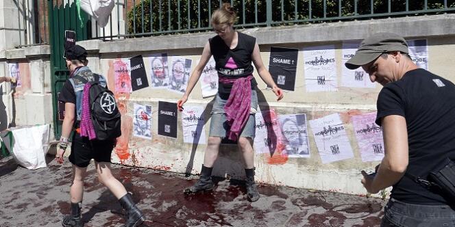 Les militants d'Act Up versent du faux sang et collent des affiches portant les mots 