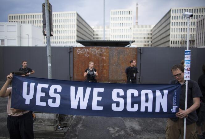 Des militants protestent contre la coopération des services de renseignement allemands dans le programme de surveillance de l'Agence nationale de sécurité américaine, le 29 juillet, à Berlin.