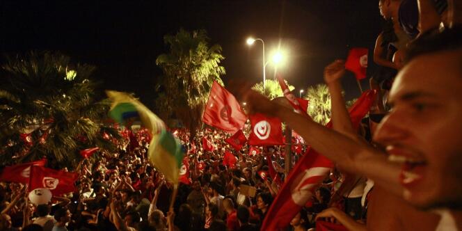 Alors que 40 000 personnes ont défilé à Tunis, l'ANC a suspendu ses travaux 