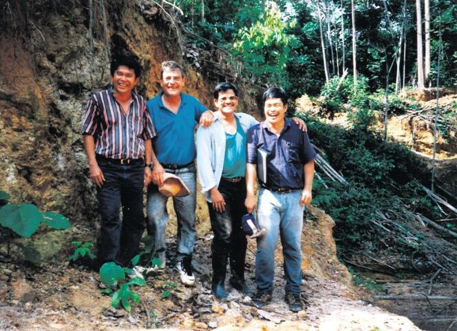 L’équipe de la compagnie minière canadienne Bre-X chargée du projet d’exploitation du site de Busang (Indonésie), en 1996. De gauche à droite, Jerry Alo, ouvrier métallurgiste, John Felderhof, le géologue en chef, et les géologues Michael de Guzman et Cesar Puspos.