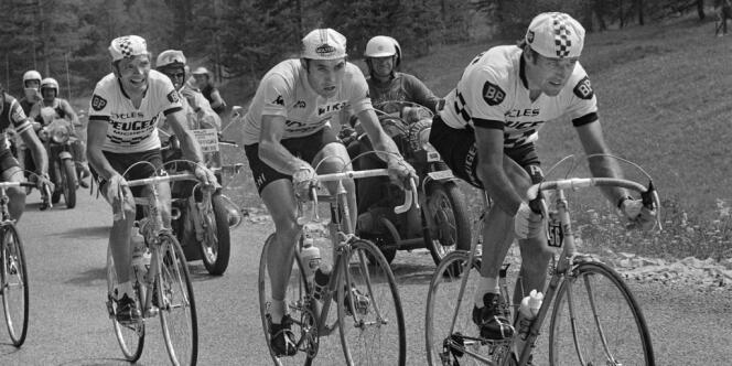 Bernard Thévenet, Eddy Merckx et Raymond Delisle (de gauche à droite), le 13 juillet 1975 sur la 15e étape du Tour, entre Nice et Pra-Loup.