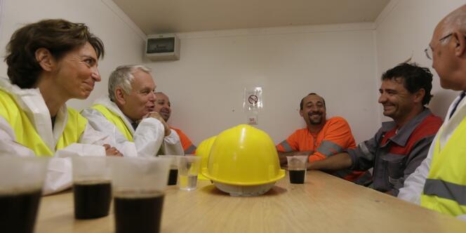 Jean-Marc Ayrault avec les ouvriers travaillant sur le chantier du futur tramway à Velizy-Villacoublay, le 13 août.