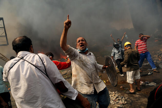 Sur le front de la mosquée de Rabiya, au Caire, le 14 août. L'évacuation des campements des pro-Morsi a fait 124 morts.