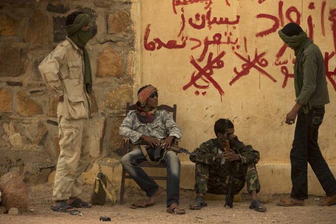 Des Touareg du Mouvement national pour la libération de l’Azawad montent la garde, le 12 août 2013, devant le bureau du gouverneur à Kidal, dans le nord du Mali.