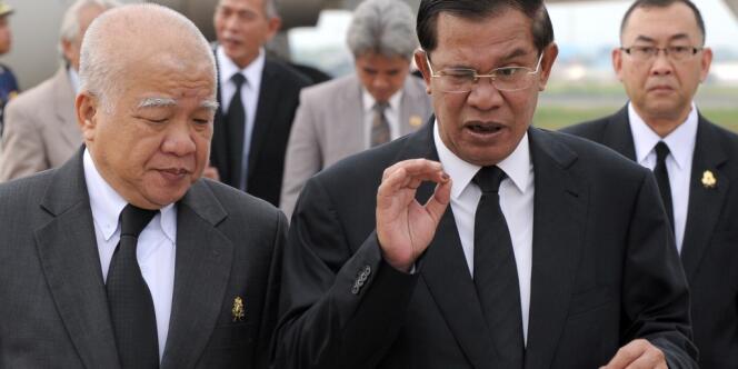 Le premier ministre cambodgien, Hun Sen, à droite, avec le prince Norodom Chakrapong le 12 août à Phnom Penh.