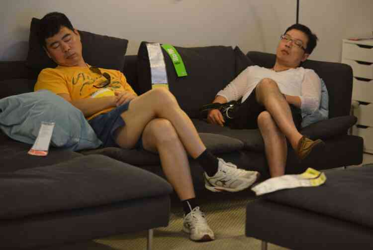 People take shelter from the heat as they enjoy the air conditioning at a furniture store in Shanghai on July 31, 2013. More than 10 people have died in China's commercial hub, a local health official said as the city swelters in its highest temperatures for at least 140 years.     AFP PHOTO / Peter PARKS