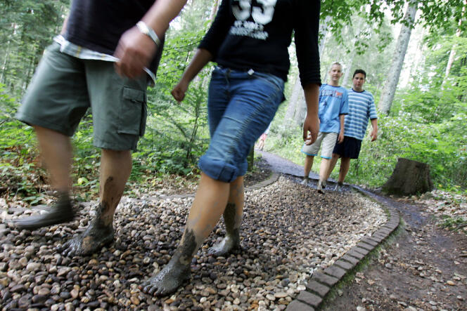 Au Barfuss Park de Dornstetten en Forêt noire (Allemagne), un circuit a été aménagé pour marcher pieds nus.