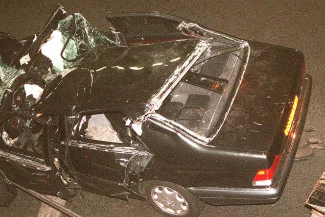 L'épave de la voiture dans laquelle Lady Di et son ami, le milliardaire égyptien Dodi Al-Fayed, assis à l'arrière du véhicule, ont été mortellement accidentés, dans la nuit du 30 au 31 août 1997 dans le tunnel de l'Alma, à Paris.