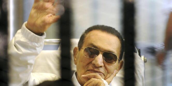L'ancien président égyptien Hosni Moubarak lors de l'ouverture de son procès en appel le 13 avril 2013.