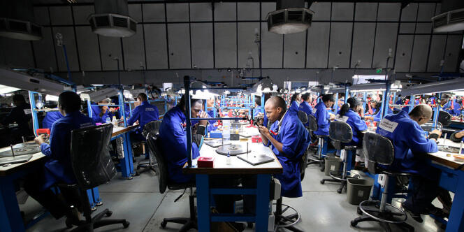 Des employés taillent et polissent des diamants dans les ateliers de la compagnie Shrenuj à Gaborone, au Botswana, en octobre 2012. 