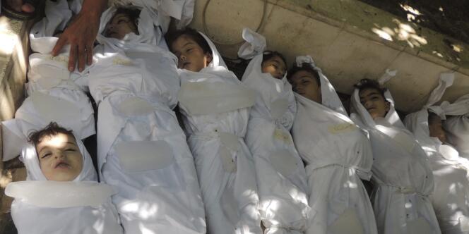 Des corps d'enfants dans la banlieue de Damas, mercredi 21 août. Les bombardements auraient fait au moins une centaine de morts selon une ONG, alors que l'opposition syrienne évoque plus de 1 000 victimes.
