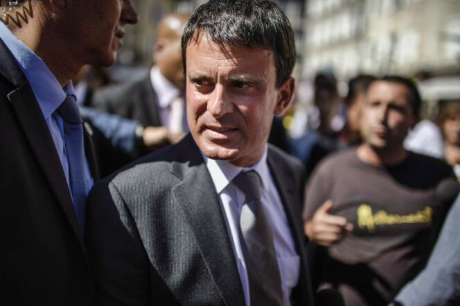 De passage à Aurillac, mercredi 21 août, le ministre de l'intérieur s'est fait interpellé par des comédiens sur ses prises de position sur l'immigration.