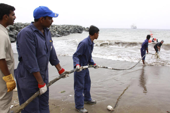 Déploiement du câble sous-marin en fibre optique Teams, alimentant l'Afrique de l'Est en Internet à haut débit, à Fujaïrah (Emirats arabes unis), le 10 avril 2009.