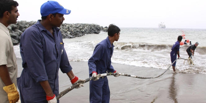 Déploiement du câble sous-marin en fibre optique Teams, alimentant l'Afrique de l'Est en Internet à haut débit, à Fujaïrah (Emirats arabes unis), le 10 avril 2009.