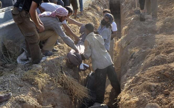 Enterrement des victimes de l'attaque chimique présumée du 21 aout dans la banlieue de Damas.