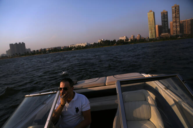 Tamer Abdel Moneim, sur son bateau, sur le Nil, au Caire.