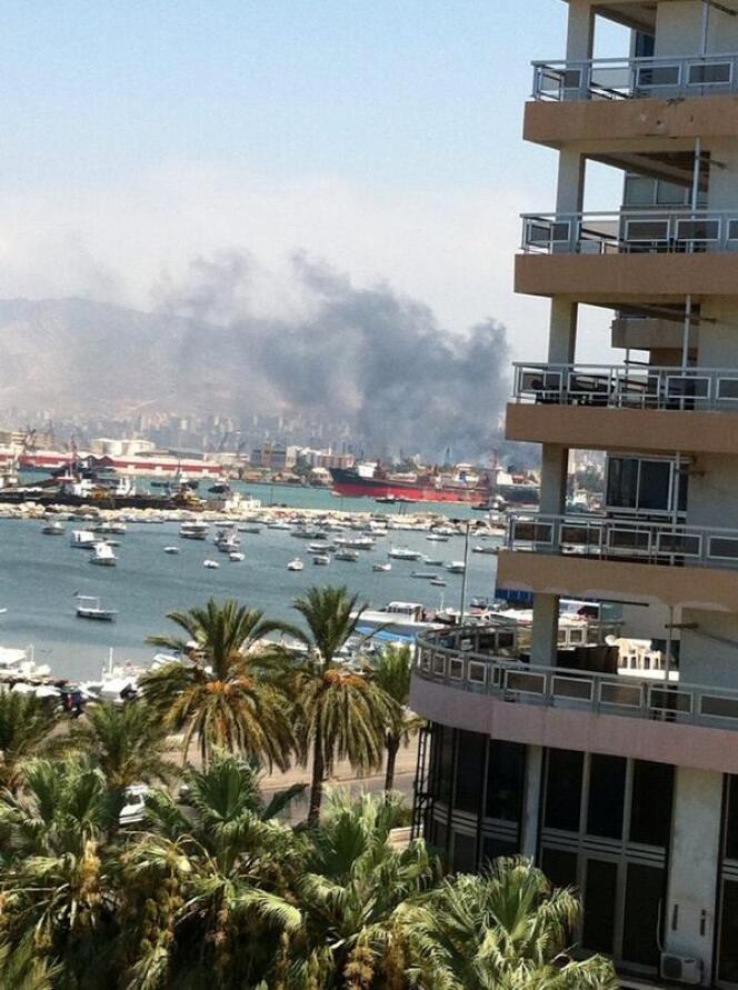 Photo montrant la fumée s'élevant au-dessus du port de Tripoli après l'une des deux explosions ayant secoué la ville libanaise.