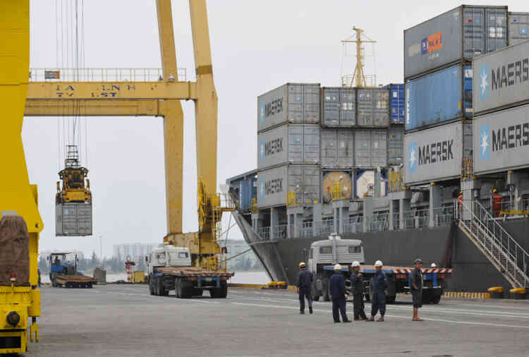 Vietnam Danang. Le Port de Son Tra sur la presqu'ile de Žponyme accueille vraquiers, paquebots de touristes et porte-containers ˆ quelques kilometres du centre ville.