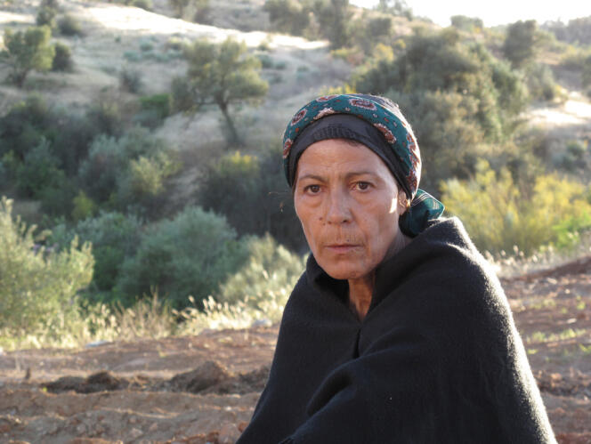 Ouardia (Djamila Sahraoui) est une paysanne algérienne, qui revient enterrer son fils militaire.