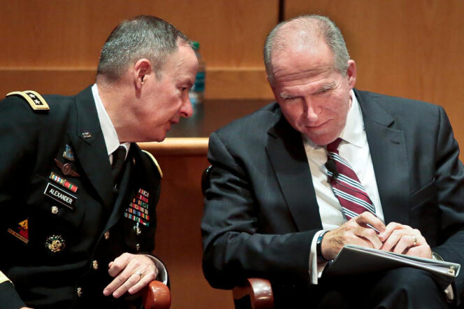 Le directeur de la NSA, Keith Alexander (à gauche), et celui de la CIA, John Brennan, le 8 août à New York.