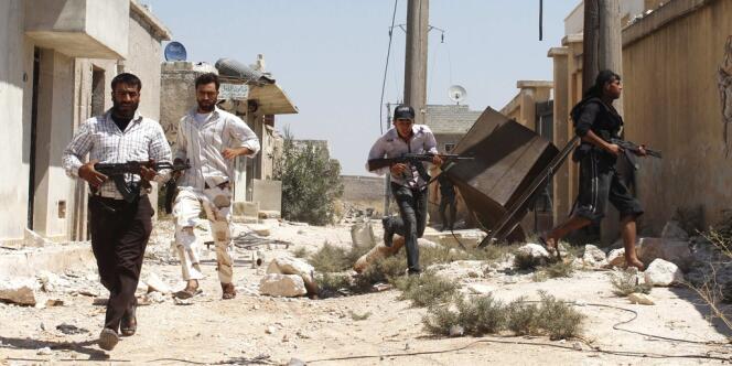 Des rebelles syriens près de l'aéroport international d'Alep, le 28 août.