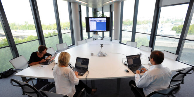 Une réunion de travail au nouveau siège de Microsoft France, à Issy-les-Moulineaux (Hauts-de-Seine).