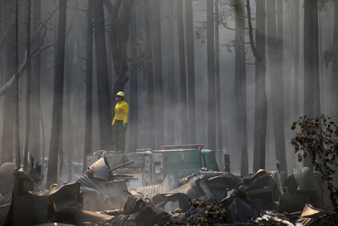 Un pompier sur le site d’un camping détruit par les incendies, le 26 août, dans le parc de Yosemite. 