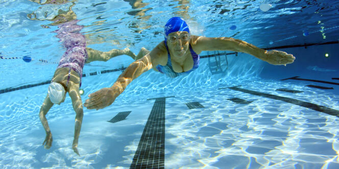 Deux femmes nagent dans une piscine à Sun City en Arizona.