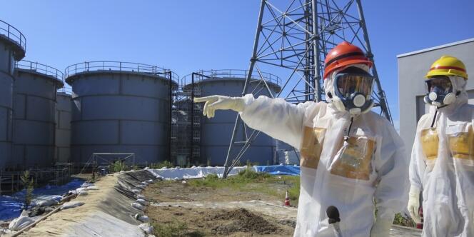 Le ministre de l'industrie japonais Toshimitsu Motegi visitant Fukushima, le 26 août 2013.