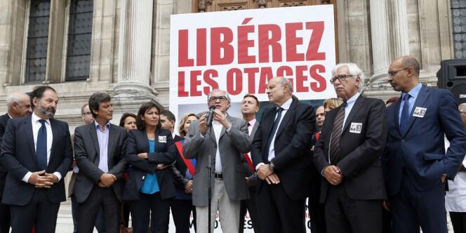 Serge July, coprésident du comité de libération de Didier François et Edouard Elias, durant un rassemblement de soutien aux otages, le 6 septembre.