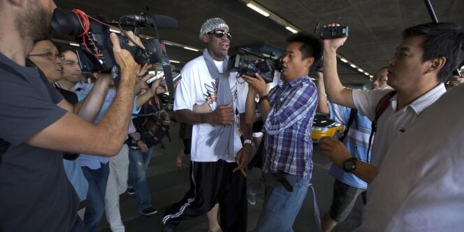 Dennis Rodman est entouré par une foule de journalistes à son arrivée à l'aéroport de Pékin en provenance de Pékin le samedi 7 septembre.