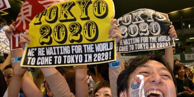 Des Japonais célèbrent, à Tokyo, la victoire de leur ville, qui a gagné le droit d'organiser les JO en 2020, le 7 septembre.