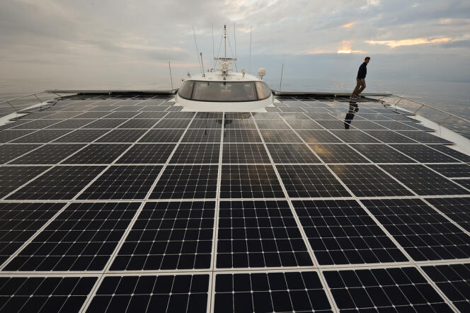 Le catamaran est équipé de 537 m2 de panneaux solaires, soit 38 000 cellules photovoltaïques.